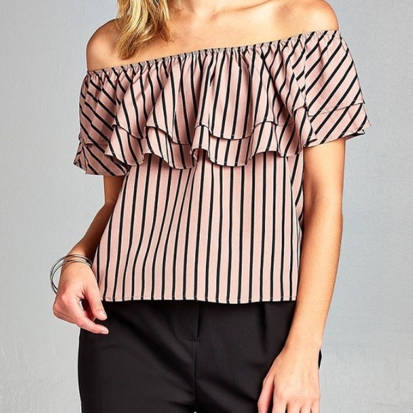 Tops - ⭐️HP⭐️ Last One! Ruffled off shoulder top